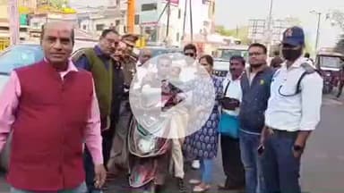 झांसी: बीकेडी चौराहा पर यातायात पुलिस और ट्रैफिक वार्डेनों ने सुरक्षित और सुखद यातायात के लिए चलाया विशेष जागरूकता अभियान