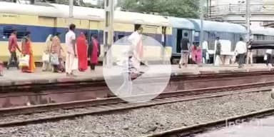 फतुहा: आरपीएफ ने फतुहा स्टेशन पर की छापेमारी, गाड़ियों में चलाया जागरूकता अभियान