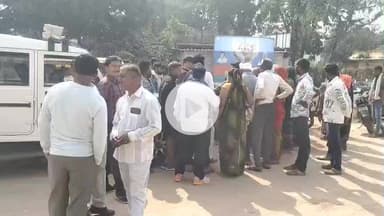 मऊगंज: पन्नी गांव के तालाब में मिले सर कटे शव का दूसरे दिन भी नहीं हुआ पीएम, अस्पताल में परिजनों का हंगामा