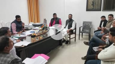 रामपुर: शनिवार को कलेक्ट्रेट सभागार में मतदेय स्थलों के विभाजन पर राजनीतिक दलों के साथ ADM की अध्यक्षता में बैठक सम्पन्न हुई