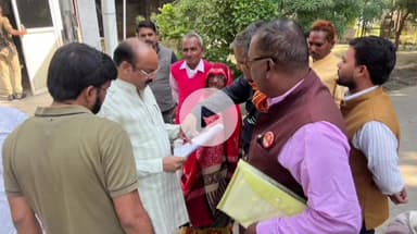 शाहजहांपुर: सांसद ने अपने आवास पर फरियादियों की समस्याएं सुनीं