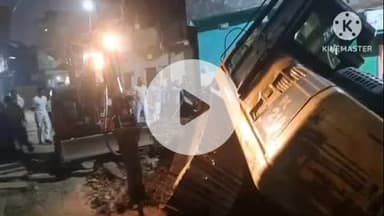 खुरई: सीवर लाइन का काम करने वाली पोकलेन मशीन अपने ही खोदे गड्ढे में धँसी, 12 घंटे बाद निकाली गई