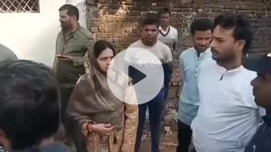 ललितपुर: ललितपुर नगर पालिका की अध्यक्षा का वार्ड भ्रमण कार्यक्रम, लोगों से मुलाकात कर उनकी समस्याएं सुन रही हैं