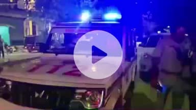 बाड़मेर: बाड़मेर शहर की राय कॉलोनी पांच बत्ती सर्किल पर पुलिस ने डिस्पोजल की दुकान से अवैध शराब की बरामदगी की