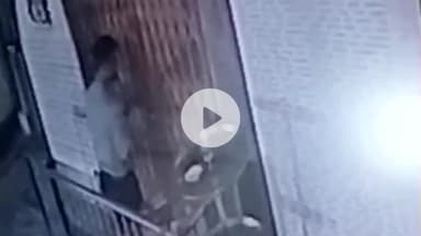 मथुरा: वृंदावन के हनुमान मंदिर में अज्ञात चोर ने हनुमान जी को प्रणाम कर की चोरी, CCTV में कैद, चुराया गया मुकुट