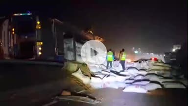 झांसी: झांसी-शिवपुरी राजमार्ग पर रक्सा ओवरब्रिज पर धनिया से भरा ट्रक पलटा