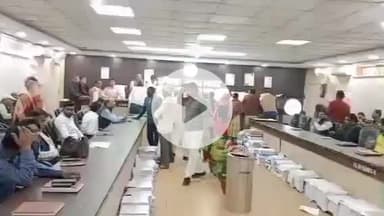 लखीमपुर: सदर तहसील सभागार में एसडीएम की अध्यक्षता में चल रहा संपूर्ण समाधान दिवस, दुरदराज से फरियादी पहुंच रहे हैं