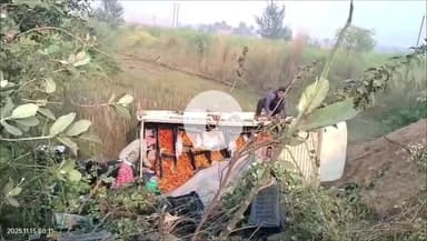 महागामा: सिद्धू-कान्हू चौक दियाजोरी के पास टमाटर लदी पिकअप पलटी, कोई हताहत नहीं