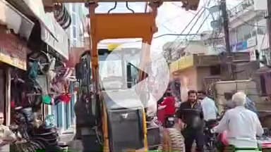 झांसी: झांसी के बड़े बाजार, गांधीघर का टापरा समेत अन्य स्थानों पर नगर निगम की कार्रवाई, अवैध अतिक्रमण हटाया गया