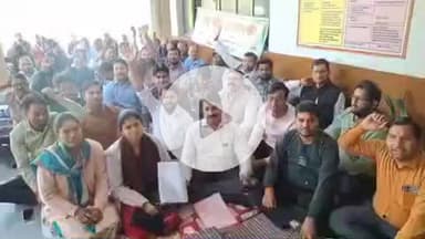 झांसी: उत्तर प्रदेश लेखपाल संघ ने सदर तहसील में प्रदर्शन किया, 8 सूत्रीय मांगों पर ज़ोर देते हुए उप जिलाधिकारी को सौंपा ज्ञापन