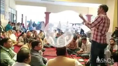 लखीमपुर: लखीमपुर सदर तहसील परिसर में लेखपालों ने कार्य बहिष्कार कर धरना प्रदर्शन किया, जमकर की नारेबाजी