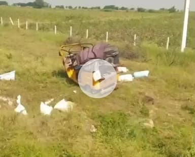 మానవపాడ్: మనోపాడు మండల కేంద్రంలోని 44వ జాతీయ రహదారిపై ఆటో బోల్తా..వ్యక్తికి గాయాలు