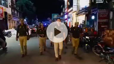 शाहजहांपुर: पुलिस अधीक्षक ने थाना सदर बाजार और महिला थाना क्षेत्र में भारी पुलिस फोर्स के साथ पैदल गश्त की, सुरक्षा का लिया जायजा