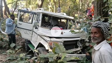 पूरनपुर: कुरैया खुर्द कला मार्ग पर तेज रफ्तार बोलेरो पेड़ से टकराई, बोलेरो सवार सगाई समारोह में जा रहे थे