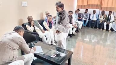 मिर्ज़ापुर: भरुहना स्थित सांसद जनसंपर्क कार्यालय पर कैबिनेट मंत्री आशीष पटेल ने जनता दर्शन के दौरान जनपदवासियों की समस्याएं सुनीं