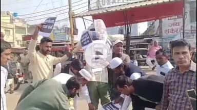 मुज़फ्फरनगर: दिल्ली आतंकी घटना के विरोध में मुजफ्फरनगर में मुस्लिम समाज ने किया जोरदार प्रदर्शन, फूँका आतंकवाद का पुतला