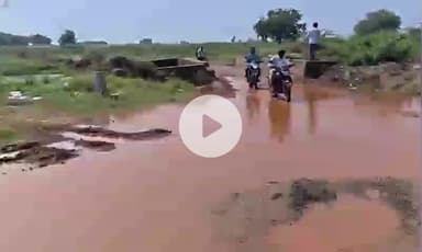 మానవపాడ్: నారాయణపురం గ్రామ సమీపంలో ఆర్డిఎస్ కాలువ లికేజీ..రాకపోకలకు అంతరాయం