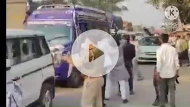 हमीरपुर: बड़ा चौराहा में स्वामी प्रसाद मौर्या के काफिले को हिंदू संगठन के लोगों ने नारेबाजी करते हुए काले झंडे दिखाए