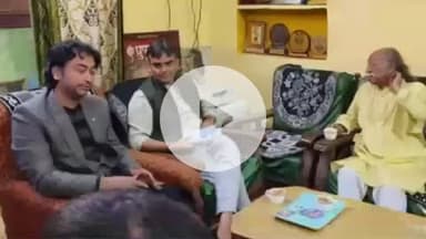 विशेष गहन पुनरीक्षण अभियान के अंतर्गत जिलाधिकारी ने पद्मश्री सम्मानित और सबसे बुजुर्ग मतदाता से की मुलाकात