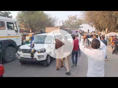 स्वामी प्रसाद मौर्य ‘संविधान सम्मानव जनहित हुंकार यात्रा’के साथ हमीरपुर पहुँचे काला झंडा दिखायागया।”