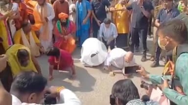 मथुरा: वृंदावन पहुंचे धीरेंद्र शास्त्री भावुक होकर रोये, ब्रज की धारा पर लौटकर किया प्रणाम, संतों ने गले लगाकर दिया आशीर्वाद