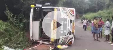 கொல்லிமலை: வேலிக்காடு அருகே சுற்றுலா வேன் கவிழ்ந்து விபத்துக்குள்ளானதில் 6 பேர் காயமடைந்தனர்