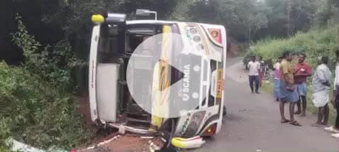 கொல்லிமலை: வேலிக்காடு அருகே சுற்றுலா வேன் கவிழ்ந்து விபத்துக்குள்ளானதில் 6 பேர் காயமடைந்தனர்