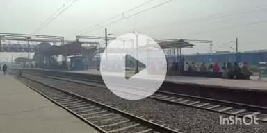 फतुहा: फतुहा आरपीएफ ने महिला बोगी में अवैध यात्रा, चैन पुलिंग व अवैध खाद्य पदार्थ बेचने के आरोप में आठ लोगों को किया गिरफ्तार