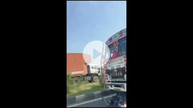 మావల: మావల బైపాస్ జాతీయ రహదారిపై బైక్ ను ఢీకొట్టి 3 కి.మీ. లాక్కెల్లిన కంటైనర్