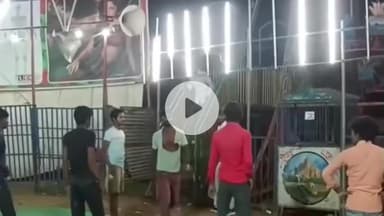 मुज़फ्फरनगर: ट्रेड फेयर में झूला कर्मचारियों और युवकों के बीच लात-घूंसे चले, मची अफरा-तफरी, वीडियो हुआ वायरल