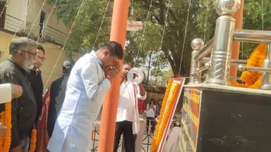 भगवान बिरसा मुंडा की जयंती पर सिमडेगा विधायक श्री भूषण बड़ा जी ने अपने का कार्यकर्ता के साथ नगर भवन सिमडेगा में पुष्पार्पण