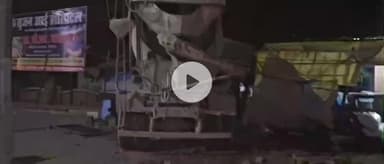 महाराजगंज: जिला अस्पताल के गेट से टकराते-टकराते बचा तेज रफ्तार ट्रेलर, बड़ा हादसा टला