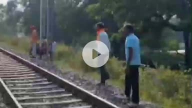 झांसी: हीरापुर में रेलवे ट्रैक पार करते समय ट्रेन की चपेट में आने से महिला की मौत, ग्रामीणों ने ओवरब्रिज की मांग की