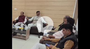 सिवनी: सिवनी रेलवे स्टेशन पर यात्री सुविधाओं के विस्तार के लिए परामर्शदाता समिति ने डीआरएम नागपुर को सौंपा सुझाव पत्र