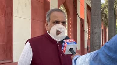 उत्तर प्रदेश उद्योग व्यापार मंडल के जिला अध्यक्ष श्री शैलेंद्र शर्मा वॉटर टैक्स हाउस टैक्स को लेकर बोलते हुए