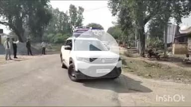 बांदा: अपनी जनता पार्टी के राष्ट्रीय अध्यक्ष स्वामी प्रसाद मौर्या गुरेह गाँव में मृतक के परिजनों से मिलने पहुंचे