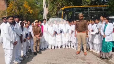 झांसी: मिशन शक्ति 5.0 के तहत सीएचसी बड़ागांव में जागरूकता कार्यक्रम, उप निरीक्षक ने बालिकाओं को किया जागरूक