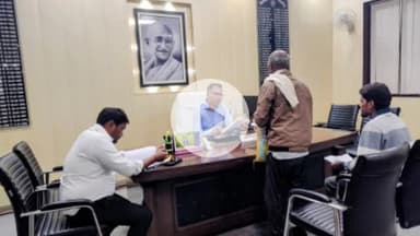 शाहजहांपुर: जिलाधिकारी धर्मेंद्र प्रताप सिंह ने अपने कार्यालय में जनसुनवाई कर फरियादियों की समस्याएं सुनीं