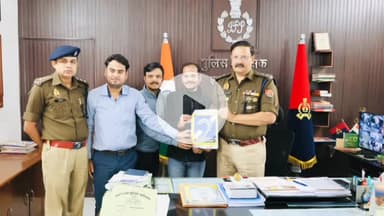 शाहजहांपुर: अखिल उत्तर प्रदेश बधिर संस्था ने बधिर चालकों की सुरक्षा के लिए पुलिस अधीक्षक को प्रतीक चिन्ह भेंट किया