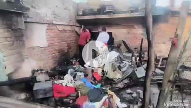 मिर्ज़ापुर: घंटाघर स्थित गल्ला मंडी में पानी टंकी के पास घर में लगी आग से करीब दो लाख का सामान जला, घर में 14 नवंबर को थी शादी