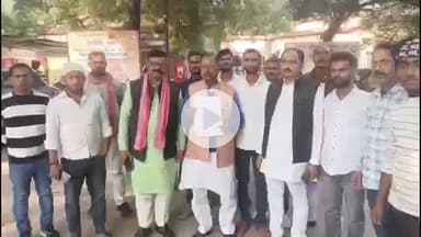 मिर्ज़ापुर: समाजवादी पार्टी के जिला अध्यक्ष के नेतृत्व में  फर्जी शिक्षक के खिलाफ कार्रवाई को लेकर कलेक्ट्रेट में किया प्रदर्शन