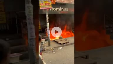 लक्ष्मी नगर मेट्रो स्टेशन के पास स्थित बेसमेंट में एक किताब की दुकान में भीषण आग #ShopFire #breaking