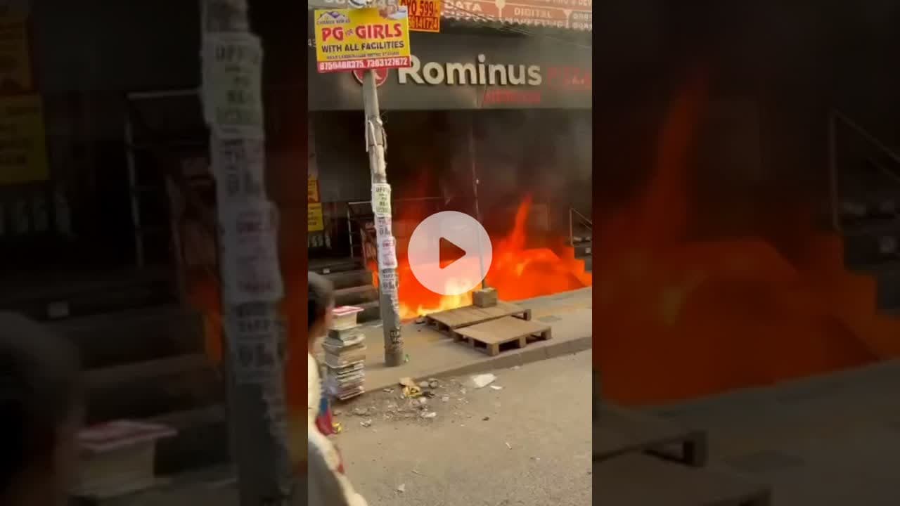 लक्ष्मी नगर मेट्रो स्टेशन के पास स्थित बेसमेंट में एक किताब की दुकान में भीषण आग #ShopFire #breaking