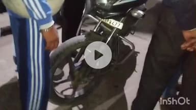 धामपुर: धामपुर के कालागढ मार्ग पर तेज बेकाबू कार ने दो बाइकों को टक्कर मारी, मची अफरा-तफरी