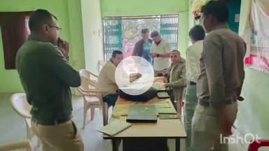 झाबुआ: मतदाता सूची के विशेष पुनरीक्षण के तहत एसडीएम ने ग्राम पाड़लवा में मतदान केंद्रों का निरीक्षण किया