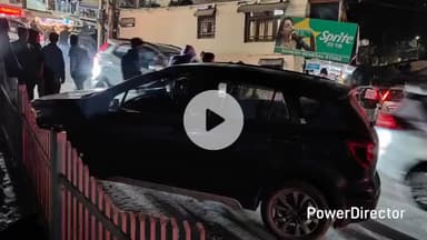 नैनीताल: मल्लीताल क्षेत्र में देर शाम शराब के नशे में रौंग साइड दौड़ती अनियंत्रित कार आईजी कार्यालय के सामने लगी रैंलिंग से टकराई