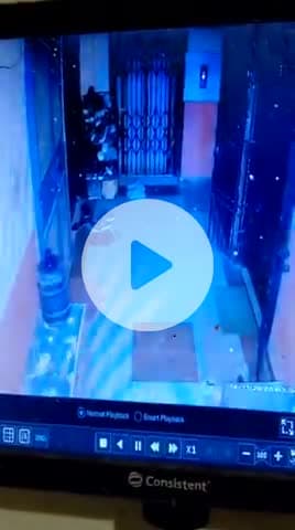 राजीव नगर रोड नंबर 23 स्थित राजेन्द्र इनकलेब मे दिन दहाङे चोर ने निकाल लिया लिफ्ट का समान CCTV कैमरे मे कैद हुआ मंजर।