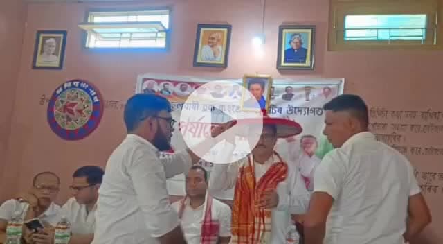 চেঙা: চেঙাৰ ৰাজীৱ ভৱনত দলীয় সতীৰ্থৰ সৈতে অসম প্রদেশ কংগ্রেছ কমিটিৰ উপ সভাপতি জয়ন্ত কলিতাৰ মতবিনিময়