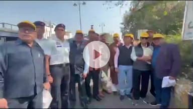 बरेली: ट्रैफिक पुलिस ने चलाया अभियान, हेलमेट और सीट बेल्ट पहनने वालों को फूल देकर किया सम्मानित