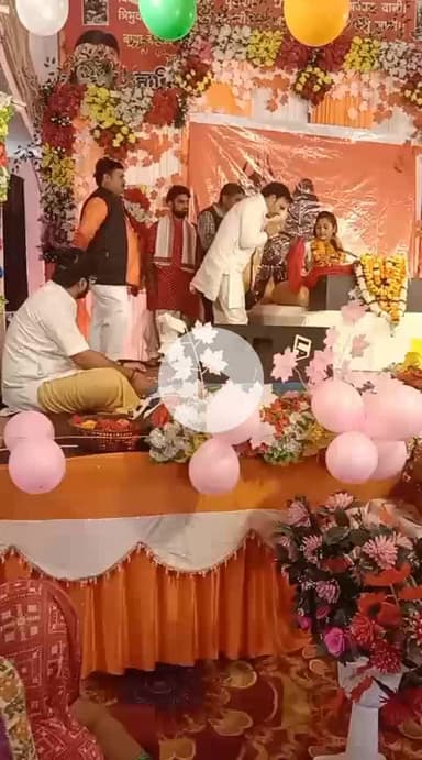 पट्टी: बाबा बेलखरनाथ धाम में प्रवीण मिश्रा द्वारा आयोजित श्रीमद्भागवत कथा में पहुंचकर कथा व्यास किशोरी मनु प्रिया जी का आशीर्वाद प्राप्त किया।